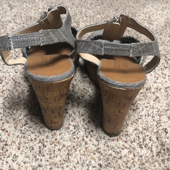 Woman’s Wedge Heels - Picture 4 of 4